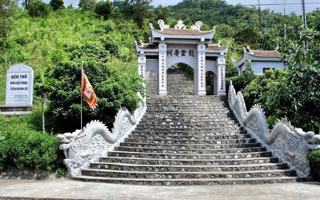 Đền thờ Nhân Huệ Vương Trần Khánh Dư - du lịch Quan Lạn